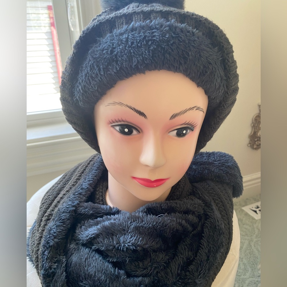 UGG Charcoal Grey Hat, Infinity Scarf & Glove Set - Picture 2 of 2